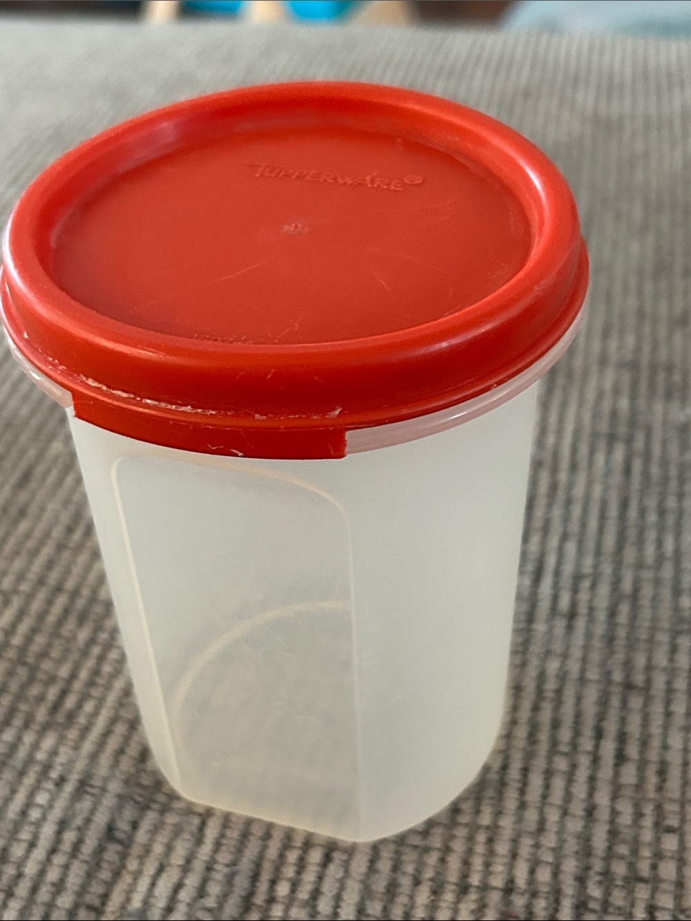 Tupperware round container 2 orangey lid 4” tall